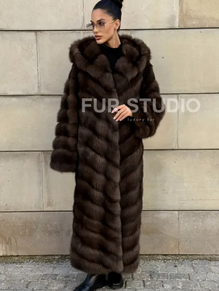 Удлиненная шуба из меха куницы с капюшоном - фото 10