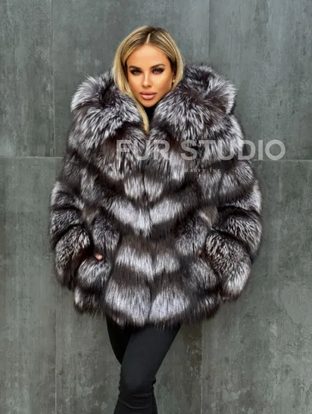 Шуба натуральная из чернобурки с капюшоном - фото 0