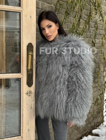 Шуба из меха ламы серого цвета - фото 9