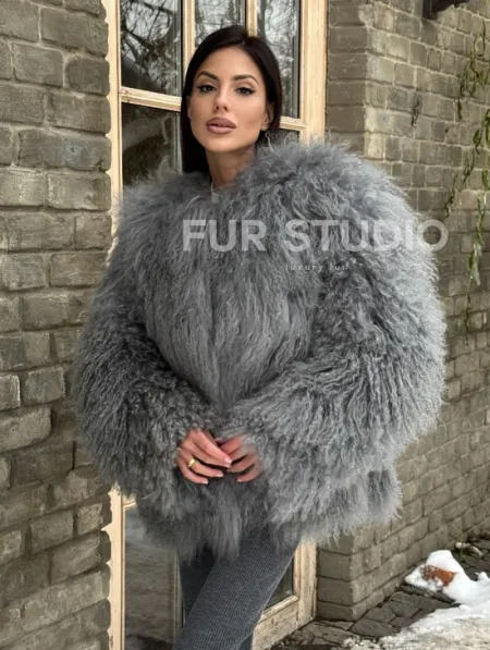 Шуба из меха ламы серого цвета - фото 6