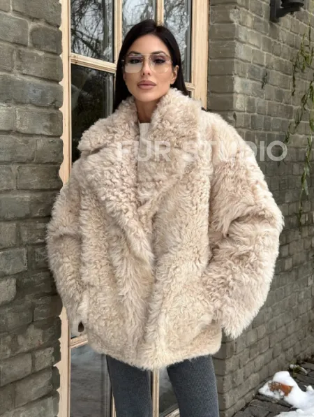 Светлая короткая шуба из испанской овчины - фото 8