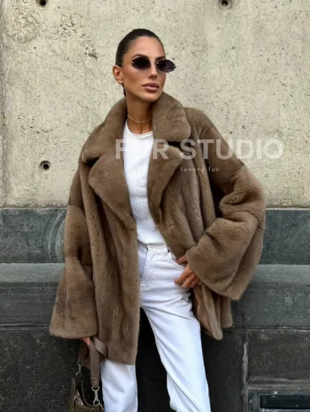 Норковый полушубок в пастельном оттенке - фото 6