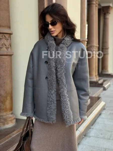 Дубленка серого цвета - двухсторонняя - фото 4