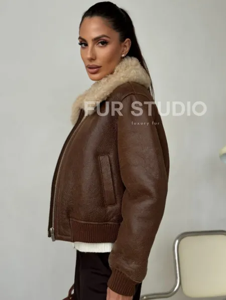 Короткая дубленка - женская - фото 5