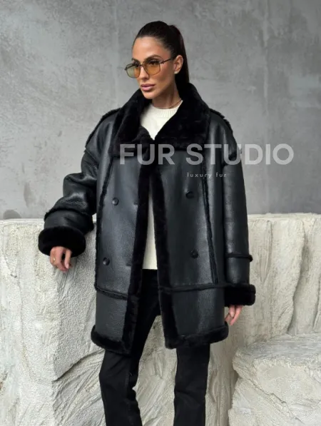 Черная современная дубленка - фото 10