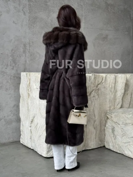 Шуба норковая графитовый ирис с капюшоном куницы - фото 7