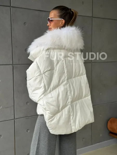 Белый зимний пуховик с мехом - фото 7