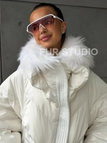 Белый зимний пуховик с мехом - фото 6