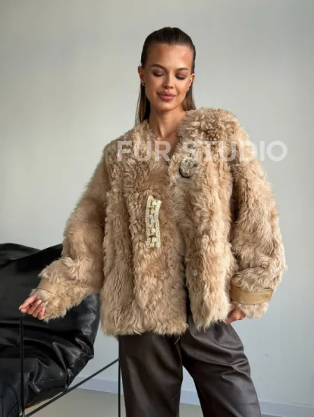 Короткая куртка из овчины - фото 11