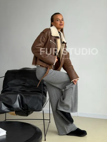 Короткая косуха-дубленка из овчины - фото 6