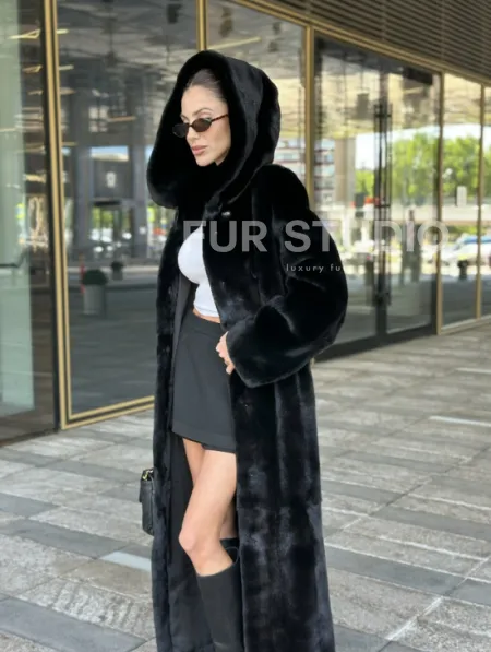 Удлиненная шуба из норки BLACKGLAMA с капюшоном - фото 8