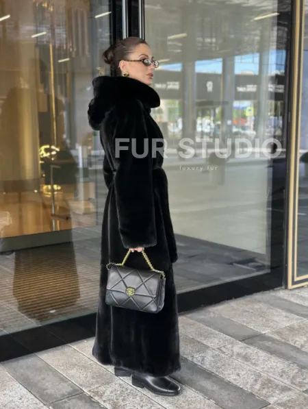 Удлиненная шуба из норки BLACKGLAMA с капюшоном - фото 10