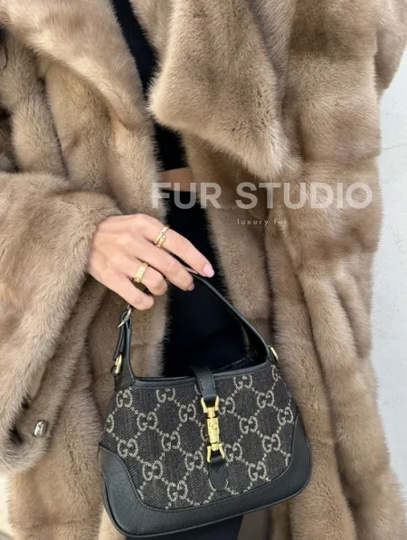 Норковая шуба с английским воротником  - цвет пастель  - стиль 