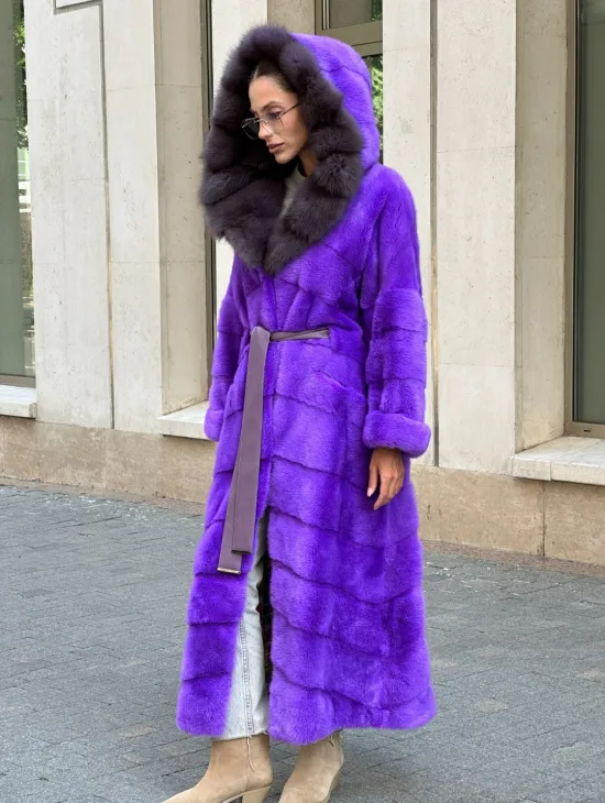 Шуба из аукционной норки с капюшоном из меха куницы - фиолетовый - фото 2