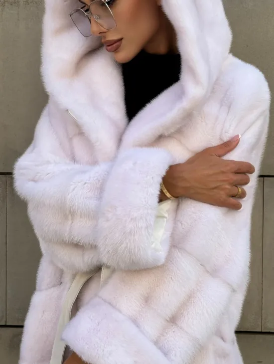 Шуба в диагональной выкладке меха норки White ice с капюшоном - фото 1
