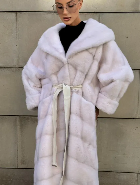 Шуба в диагональной выкладке меха норки White ice с капюшоном - фото 6