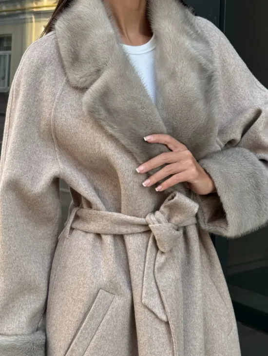 Женское демисезонное пальто с отделкой из меха норки - фото 2