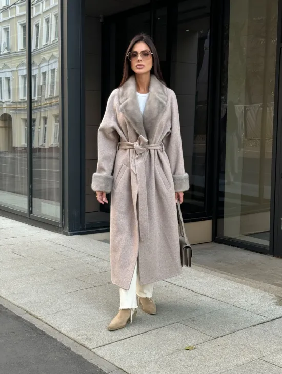 Женское демисезонное пальто с отделкой из меха норки - фото 11