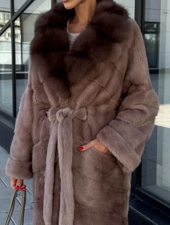 Длинная шуба из норки с воротником из меха куницы - цвет пыльная роза - фото 2