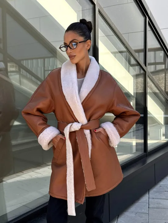 Женская дублёнка на запах с поясом - цвет кэмел - фото 0