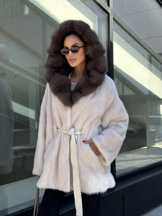 Полушубок из светлой норки с капюшоном куница с поясом - фото 8