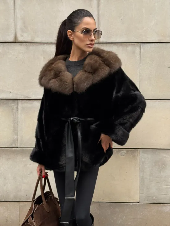 Шуба автоледи из норки Black с потайным поясом и капюшоном из меха куницы - фото 6