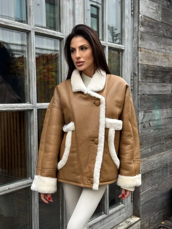 Модная куртка - дубленка в стиле «Oversize» на пуговицах и манжетами на рукавах - фото 7