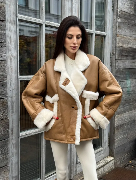 Модная куртка - дубленка в стиле «Oversize» на пуговицах и манжетами на рукавах - фото 9