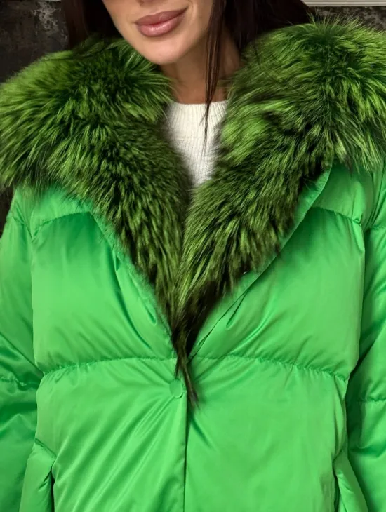 Стильный женский пуховик с мехом чернобурки в цвете изумруд - фото 1