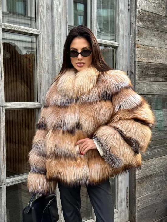 Женская шуба из меха лисы 