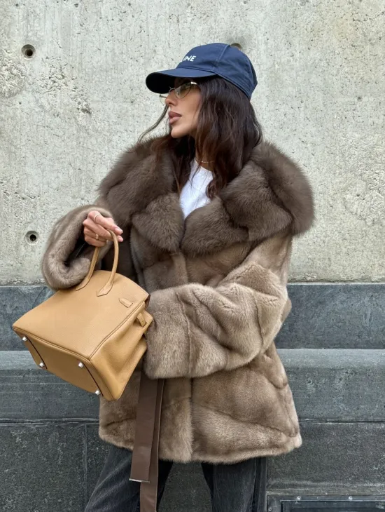 Женское зимнее норковое пончо с капюшоном куница - цвет пастель - фото 10