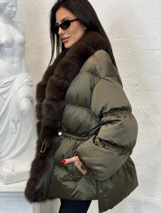 Женский стеганный пуховик на гусином пуху с отделкой из меха песца - фото 6