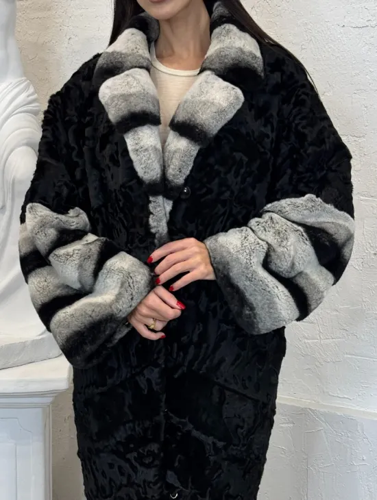Шуба из меха афганского каракуля с отделкой из щипаной норки под шиншиллу - фото 2