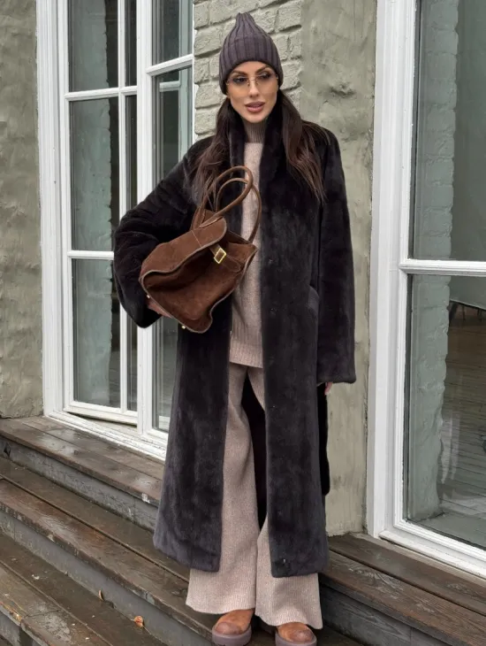 Роскошная шуба из аукционной норки Premium Velvet с V-образным воротником и меховым поясом - горький шоколад - фото 2