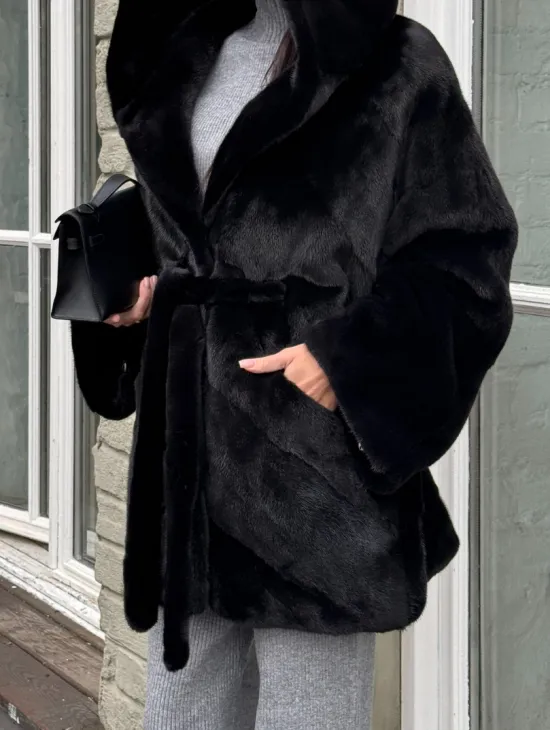 Шуба из канадской норки с капюшоном кобра, фасон летучая мышь - фото 1