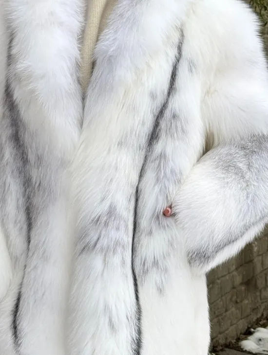Шуба из меха белой крестовой лисы с воротником шаль, цельные пластины - фото 2
