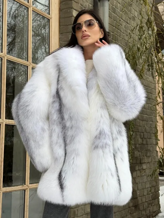 Шуба из меха белой крестовой лисы с воротником шаль, цельные пластины - фото 0