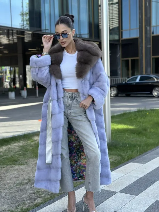 Удлиненная голубая норковая шуба с капюшоном из куницы - фото 10