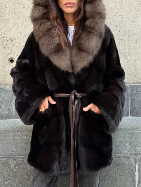 Норковый полушубок в натуральном цвете Brown с капюшоном из куницы - фото 3