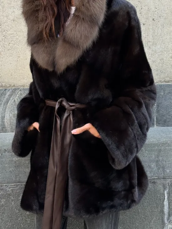 Норковый полушубок в натуральном цвете Brown с капюшоном из куницы - фото 1