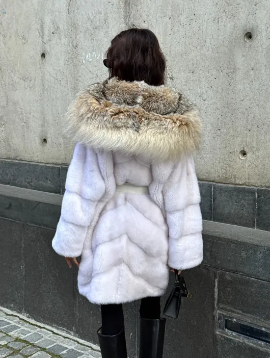 Белая норковая шуба средней длины с капюшоном из рыси - фото 11