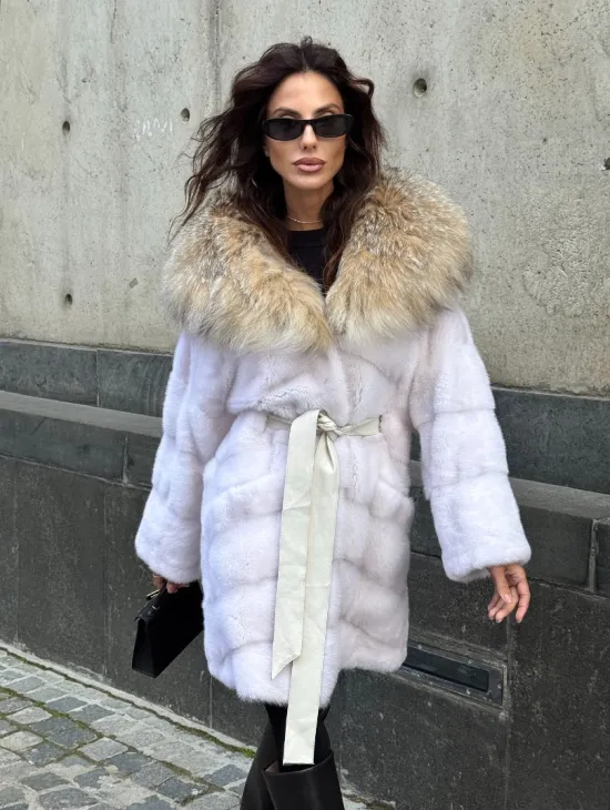 Белая норковая шуба средней длины с капюшоном из рыси - фото 10