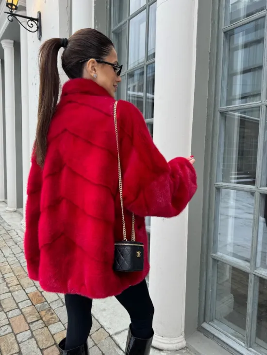 Полушубок норковый в гранатовом оттенке - фото 4