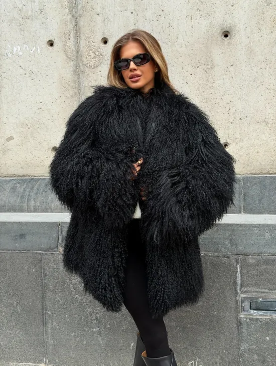 Черная шуба из ламы V-образный вырез - фото 13