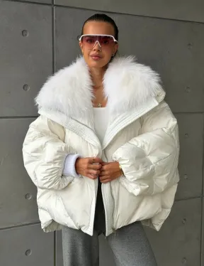 Белый зимний пуховик с мехом - фото 8