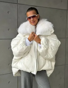 Белый зимний пуховик с мехом - фото 12
