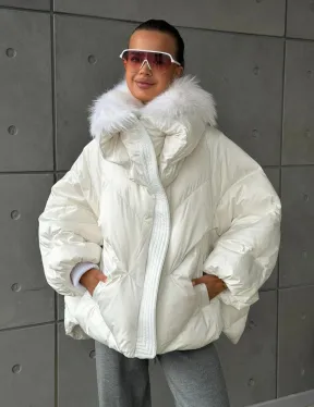 Белый зимний пуховик с мехом - фото 9
