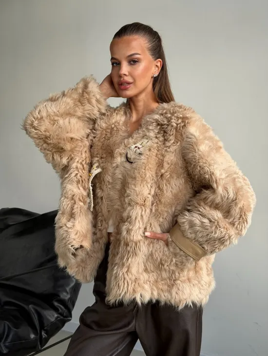 Короткая куртка из овчины - фото 12