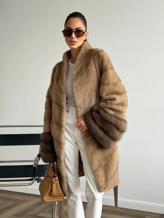 Бежевая норковая шуба с отделкой на рукавах из куницы - фото 10