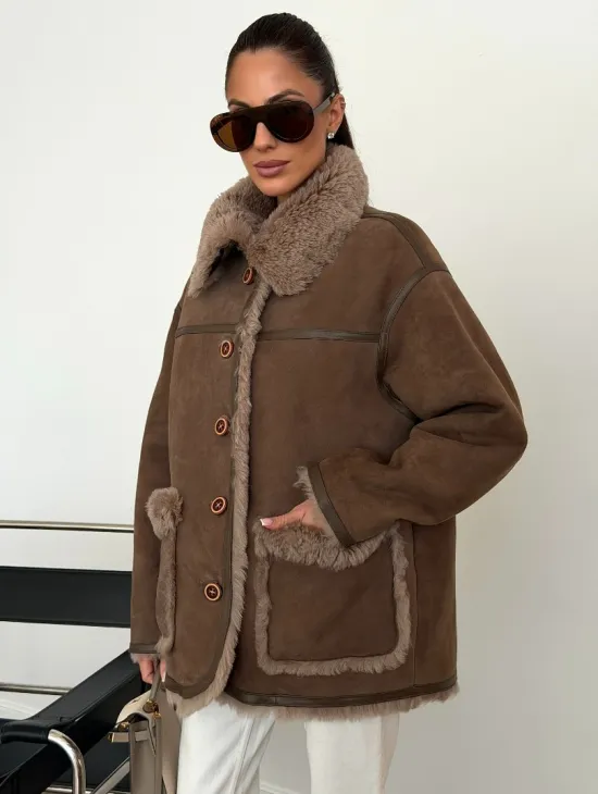 Коричневая замшевая дубленка на мехе тиградо - фото 6